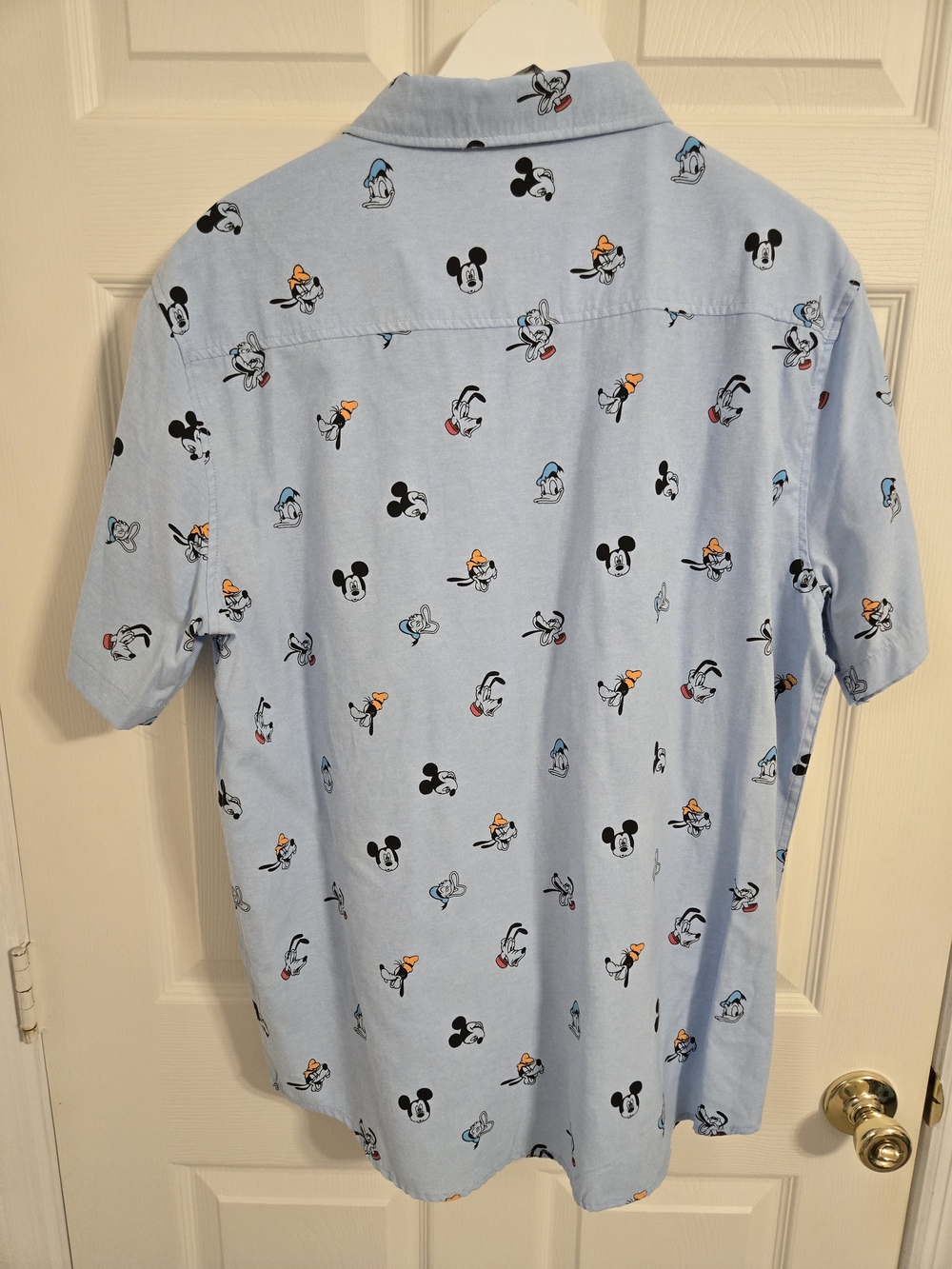 Disney Light Blue Short-Sleeve Button-Down with Mickey & Friends Print Size XL - Picture 2 of 8
